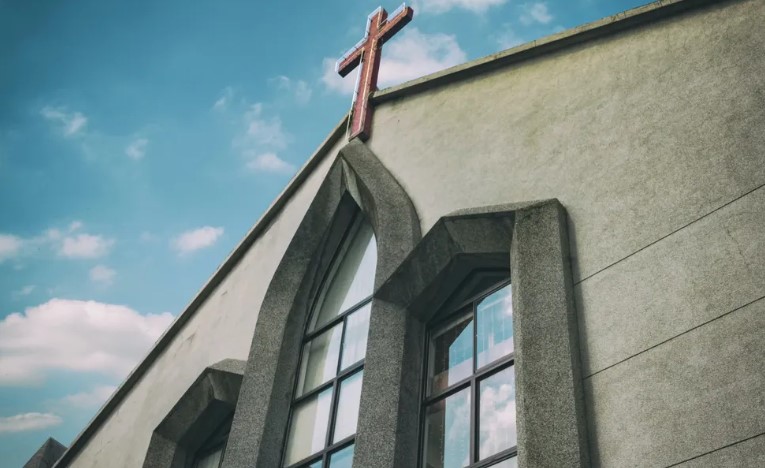 Vers vers geworden vader zet vrouw met pasgeboren tweelingen buiten, jaren later vraagt hij haar om hulp – Verhaal van de dag.