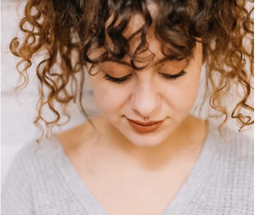 Buurman bespot arme vrouw vanwege de smerige uitstraling van haar huis, verontschuldigt zich nadat ze binnenstapt — Verhaal van de Dag