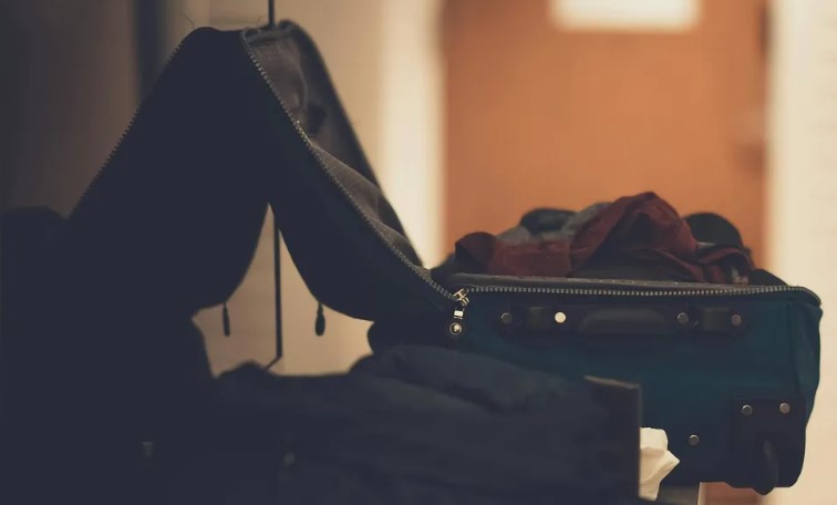 Mijn tante haalde oma over om een "familievakantie" te betalen – en zette haar toen af bij een goedkoop motel, terwijl zij in luxe leefde, maar uiteindelijk waren wij het die het laatst lachten.