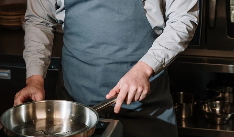Vrouw brengt 10 jaar thuis door en brengt 4 kinderen groot, terwijl haar man klaagt dat hij de enige kostwinner is - Verhaal van de dag.