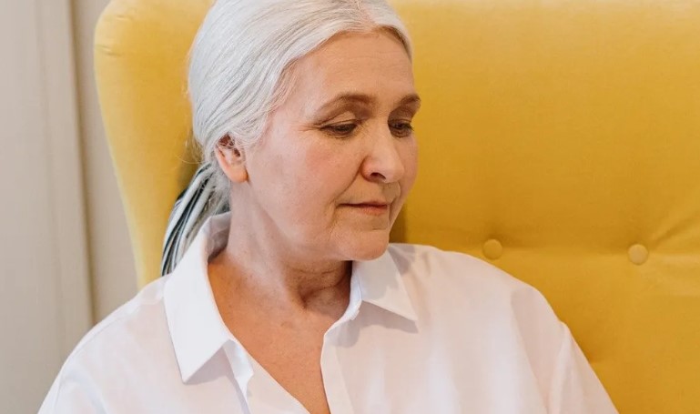 Een pasgeborene huilt de hele dag, wat zijn ouders ook doen, totdat ze in zijn wieg kijken - Verhaal van de dag