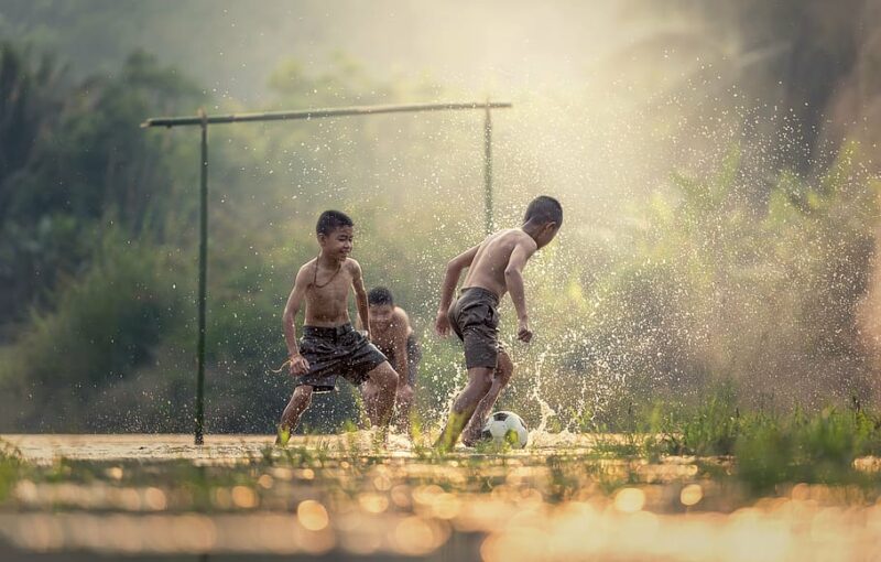 Een voetballer bleef in de regen staan – omdat er nog een fan op hem wachtte.