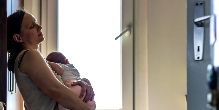 Ik stond op het punt om "Ik wil" te zeggen op mijn bruiloft toen mijn 13-jarige zoon riep: "Papa, wacht! Kijk naar haar schouder!"