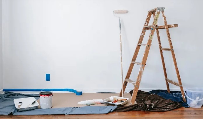 87-jarige man keert terug naar huis na ziekenhuisopname, ziet dat zijn spullen uit het huis zijn gehaald – Verhaal van de dag.