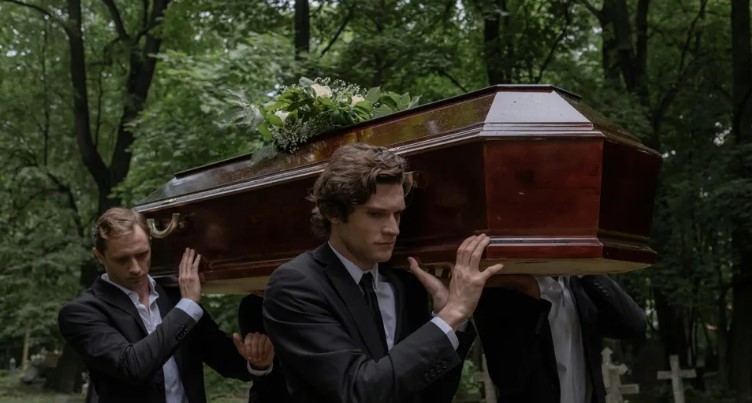 Mijn zoon liet me dertien jaar geleden achter met schulden en ziekte – gisteren klopte hij aan mijn deur.