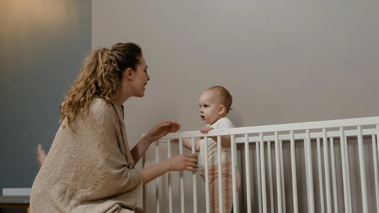 Een pasgeborene huilt de hele dag, wat zijn ouders ook doen, totdat ze in zijn wieg kijken - Verhaal van de dag