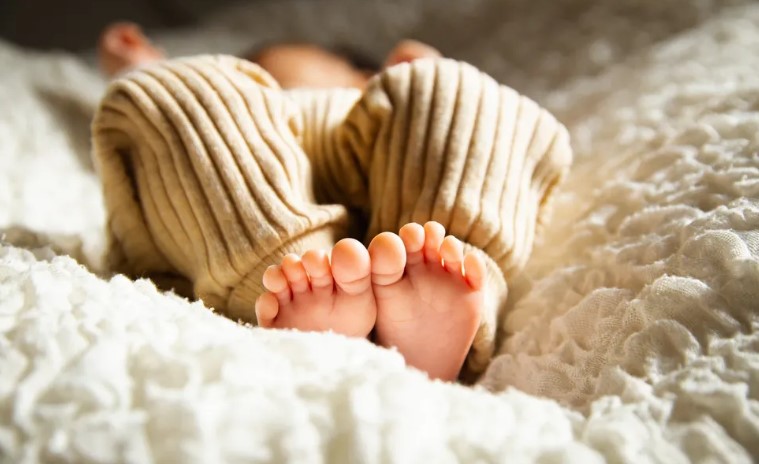 Een pasgeborene huilt de hele dag, wat zijn ouders ook doen, totdat ze in zijn wieg kijken - Verhaal van de dag