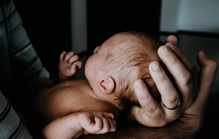 Een man besluit een DNA-test te laten doen bij zijn zoon, die «niet op hem lijkt». De vrouw verzamelt de familie na het ontvangen van de resultaten.