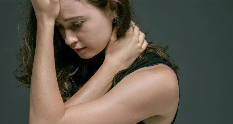 Mijn stiefdochter werd opgesloten in de kast tijdens mijn huwelijksceremonie – we waren geschokt toen we ontdekten wie dit had gedaan en waarom.