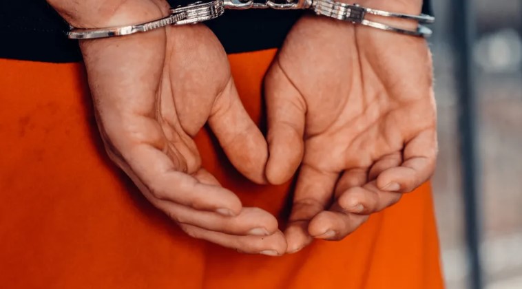 91-jarige weduwe laat dieven in de val lopen nadat ze probeerden haar huis te beroven — Verhaal van de dag