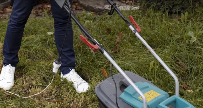 Mijn buur stuurde haar kind mijn gras maaien zonder te vragen en eiste vervolgens dat ik \$50 betaalde – ik gaf haar een realiteitscheck.