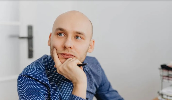 Mijn buur stuurde haar kind mijn gras maaien zonder te vragen en eiste vervolgens dat ik \$50 betaalde – ik gaf haar een realiteitscheck.