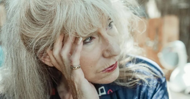 Mijn schoondochter begon me ineens “mama” te noemen na jaren van kilte – ik kwam erachter waarom en liet het er niet bij zitten.
