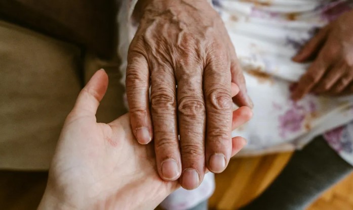 Mijn grootmoeder deed alsof ze doof was om ons te testen voordat ze de erfenis verdeelde – iedereen kreeg wat hij verdiende.