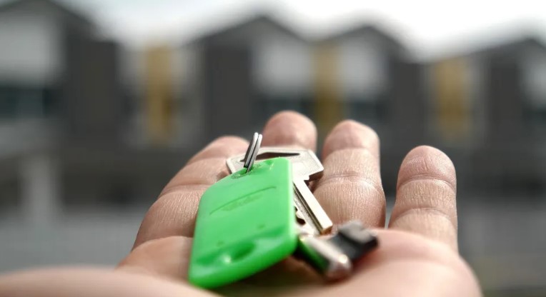 Zonen laten oude moeder achter in verzorgingstehuis en verkopen haar huis, nieuwe eigenaar brengt later de huissleutels terug – Verhaal van de dag
