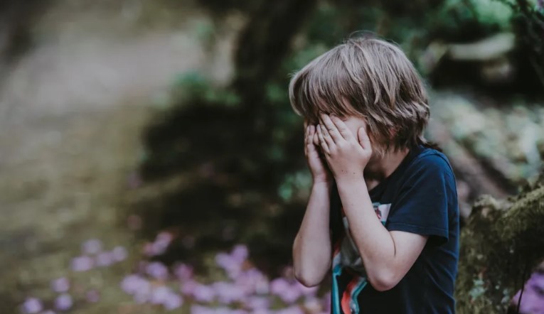 Jongen bezoekt het graf van zijn tweelingbroer en komt ook om 23 uur niet thuis – Verhaal van de dag