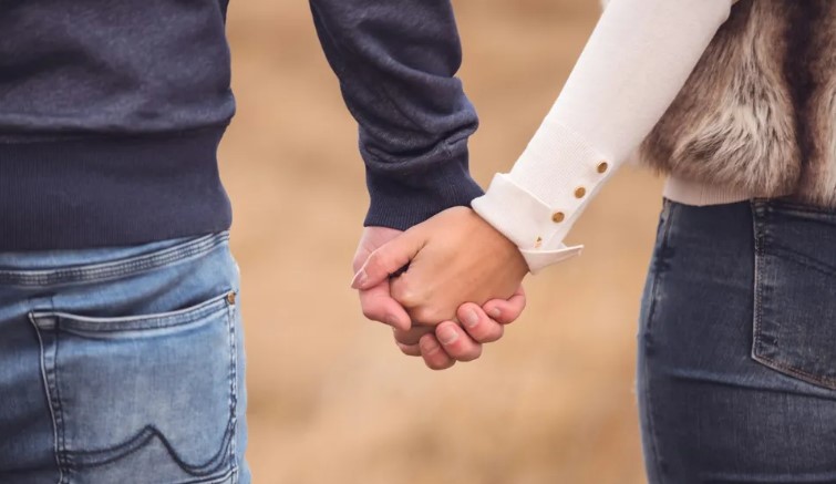 Mijn schoonmoeder zette mijn ouders buiten op mijn bruiloft, met de bewering dat ze "financieel niets hadden bijgedragen" – daar kreeg ze meteen spijt van.