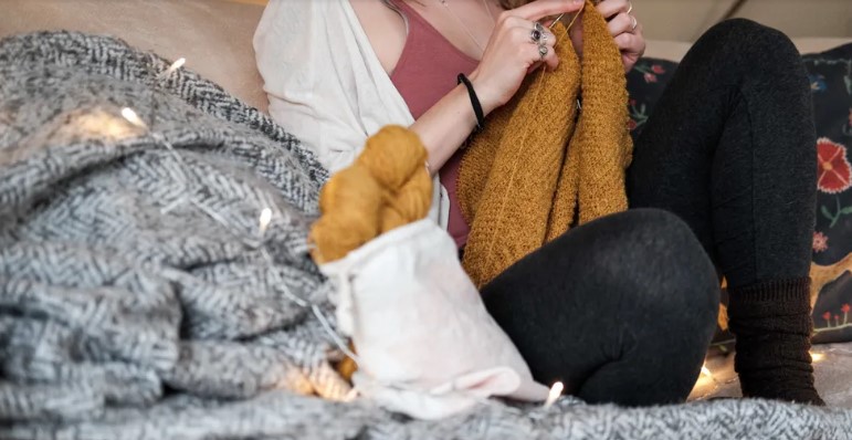 Mama van vijfling kan niet betalen voor boodschappen, en een stem op de achtergrond zegt: „Je rekening is al betaald” — Verhaal van de dag
