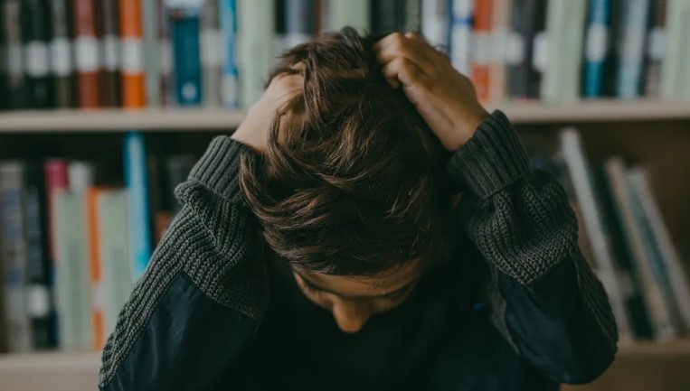 Jongen bezoekt het graf van zijn tweelingbroer en komt ook om 23 uur niet thuis – Verhaal van de dag