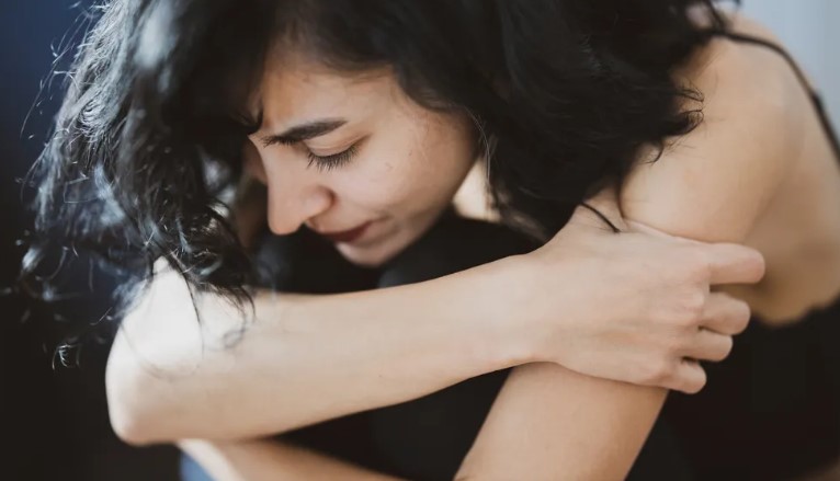 Een oude dame betaalt de bruiloft van haar kleindochter met al haar spaargeld, maar wordt op het laatste moment niet uitgenodigd.