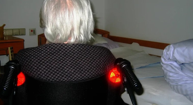 Zonen laten oude moeder achter in verzorgingstehuis en verkopen haar huis, nieuwe eigenaar brengt later de huissleutels terug – Verhaal van de dag