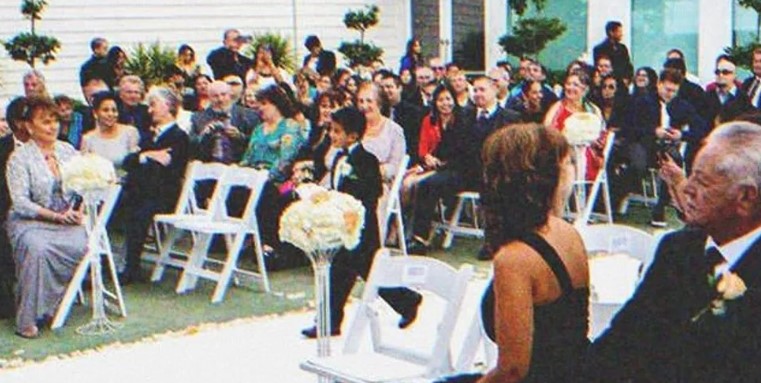 Een oude dame betaalt de bruiloft van haar kleindochter met al haar spaargeld, maar wordt op het laatste moment niet uitgenodigd.
