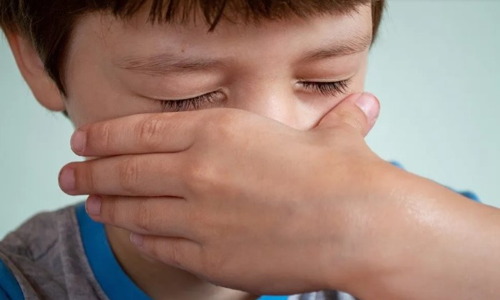 Moeder Ontdekt Dat Ze Niet de Biologische Ouders is van Haar 7-Jarige Zoon, Ook Zijn Vader Niet — Verhaal van de Dag