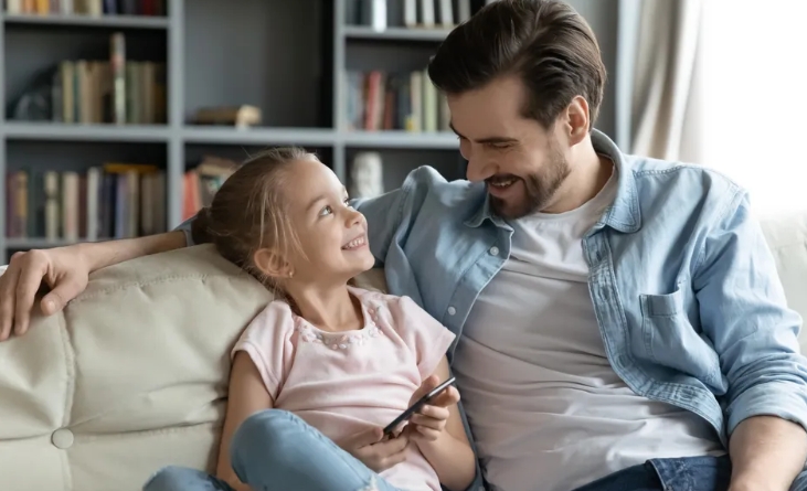 Ik stond op het punt om "Ik wil" te zeggen op mijn bruiloft toen mijn 13-jarige zoon riep: "Papa, wacht! Kijk naar haar schouder!"