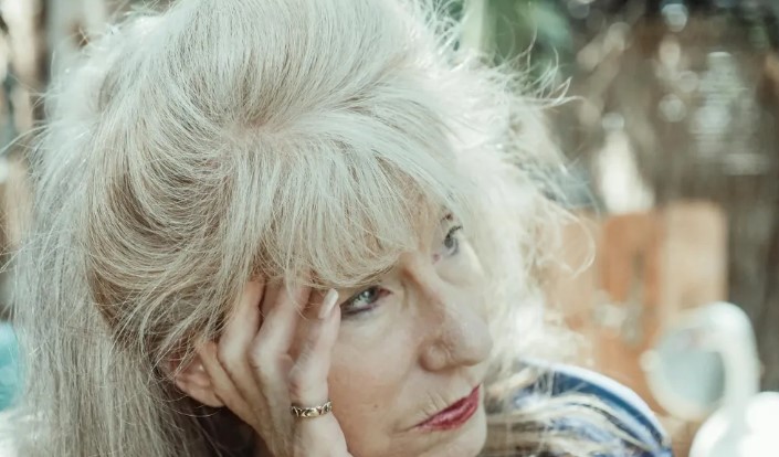 78-jarige vrouw keert terug uit het verpleeghuis naar haar huis – en vindt een villa met veranderde sloten op haar plaats.