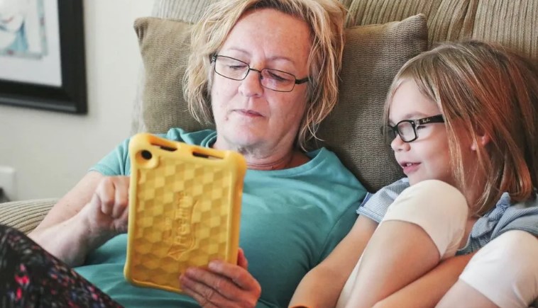 Zeven jaar lang sprak haar zoon met zijn moeder alleen via videogesprekken, en wanneer hij haar eindelijk bezoekt, vindt hij een leeg huis – Het verhaal van de dag
