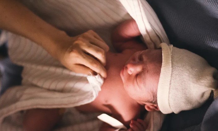 Oude man belooft te wachten op de vrouw van wie hij houdt in hun favoriete café, wacht bijna 20 jaar — Verhaal van de dag