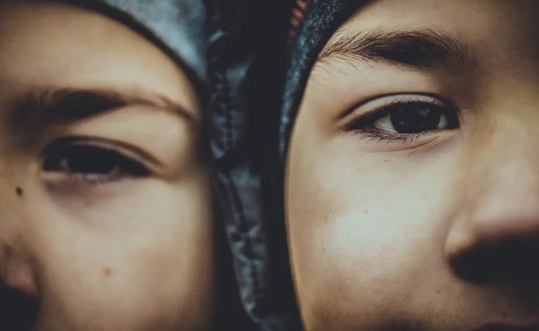 Vader ontdekt dat zijn tweelingzonen in werkelijkheid zijn broers zijn – Verhaal van de dag