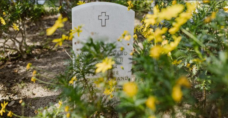 Jongen bezoekt het graf van zijn tweelingbroer en komt ook om 23 uur niet thuis – Verhaal van de dag