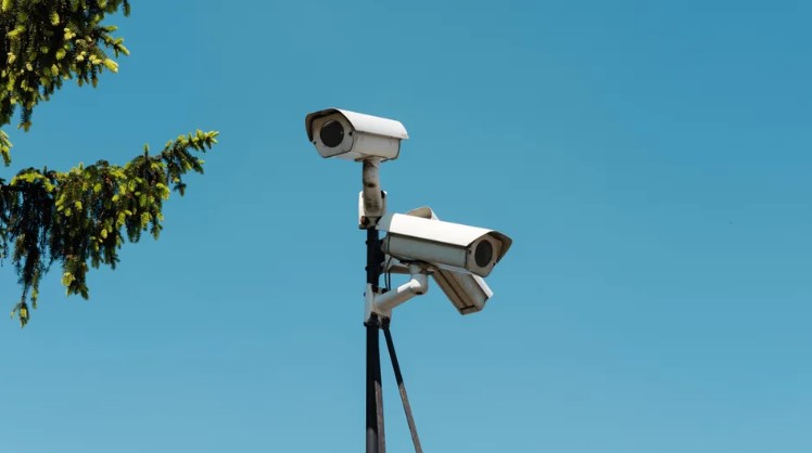 91-jarige weduwe laat dieven in de val lopen nadat ze probeerden haar huis te beroven — Verhaal van de dag