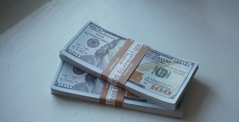 De stiefmoeder van mijn kleinzoon heeft het geld gestolen dat ik hem had gestuurd – daarom liet ik haar voor elke leugen betalen.