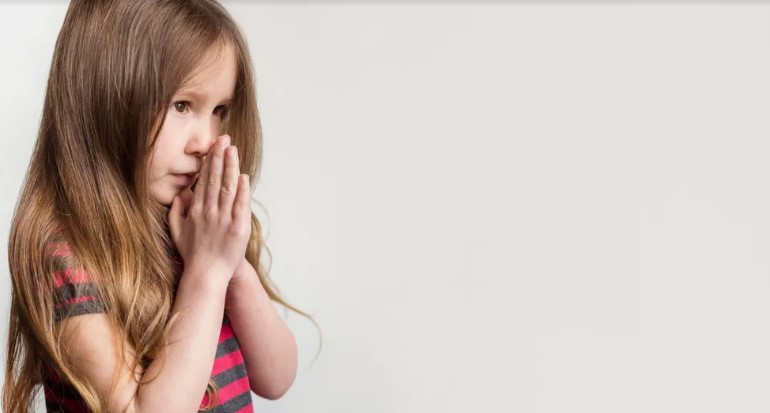 De stiefmoeder van mijn kleinzoon heeft het geld gestolen dat ik hem had gestuurd – daarom liet ik haar voor elke leugen betalen.