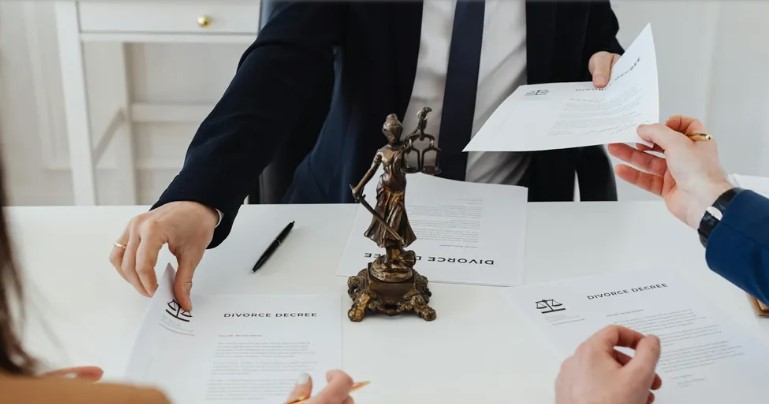 Mijn ex spoot beledigingen over mijn hek – het kostte hem uiteindelijk alles.
