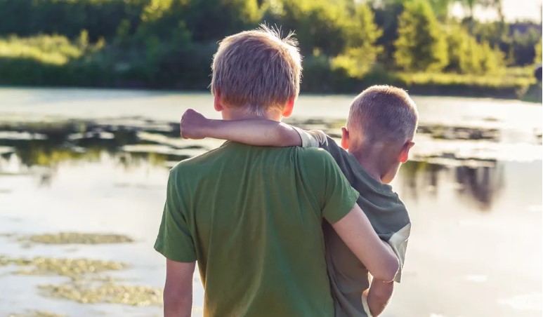 Jongen bezoekt het graf van zijn tweelingbroer en komt ook om 23 uur niet thuis – Verhaal van de dag