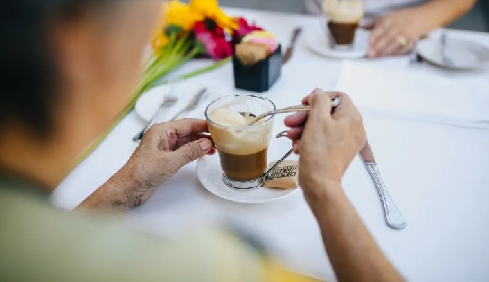 Oude man belooft te wachten op de vrouw van wie hij houdt in hun favoriete café, wacht bijna 20 jaar — Verhaal van de dag