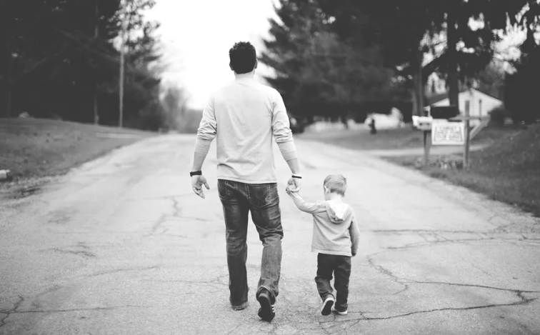 Ik stond op het punt om "Ik wil" te zeggen op mijn bruiloft toen mijn 13-jarige zoon riep: "Papa, wacht! Kijk naar haar schouder!"