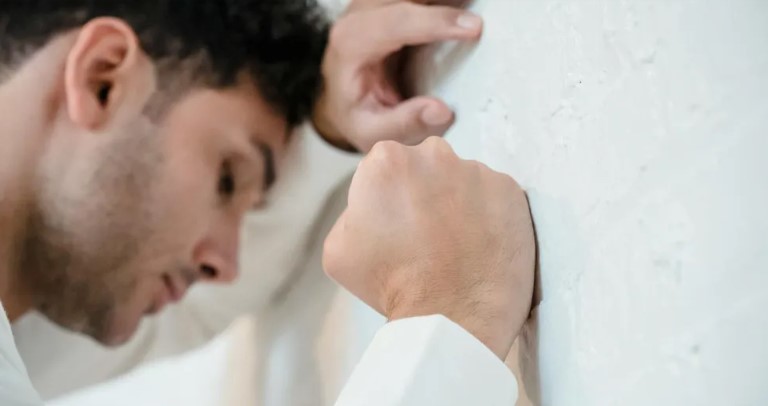 Mijn ex spoot beledigingen over mijn hek – het kostte hem uiteindelijk alles.