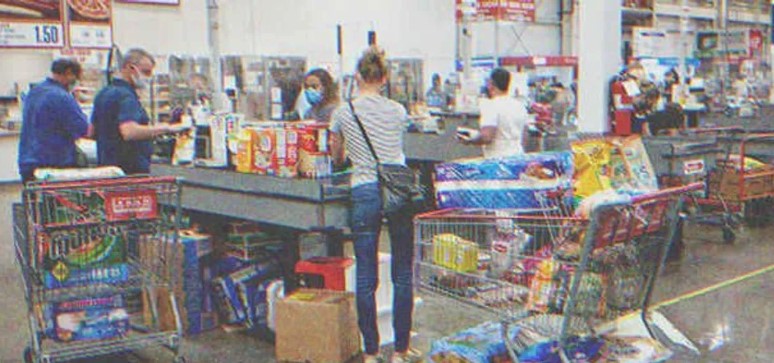 Mama van vijfling kan niet betalen voor boodschappen, en een stem op de achtergrond zegt: „Je rekening is al betaald” — Verhaal van de dag
