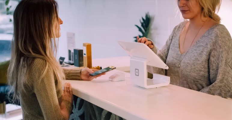 Mama van vijfling kan niet betalen voor boodschappen, en een stem op de achtergrond zegt: „Je rekening is al betaald” — Verhaal van de dag