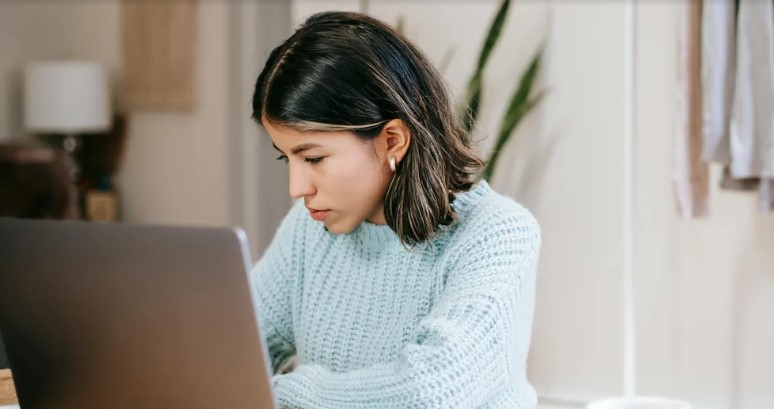 Onbeschofte passagier kapotte mijn laptop in het vliegtuig en weigerde te betalen – dus brak ik zijn ego in plaats daarvan.