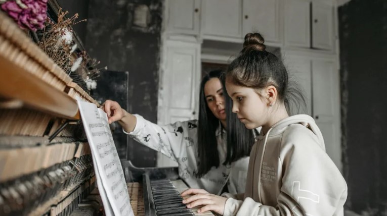 Mijn stiefmoeder verkocht stiekem de piano die ik van mijn overleden moeder had geërfd, om "van elke herinnering af te komen" – maar het karma trof haar hard.