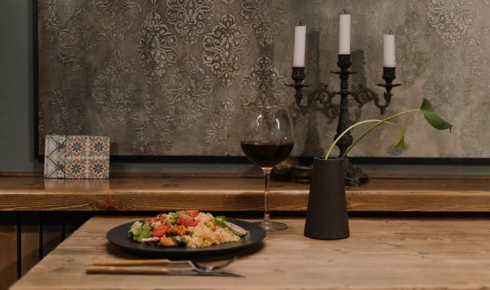 Oude man belooft te wachten op de vrouw van wie hij houdt in hun favoriete café, wacht bijna 20 jaar — Verhaal van de dag