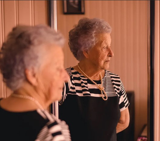 Een oude dame betaalt de bruiloft van haar kleindochter met al haar spaargeld, maar wordt op het laatste moment niet uitgenodigd.