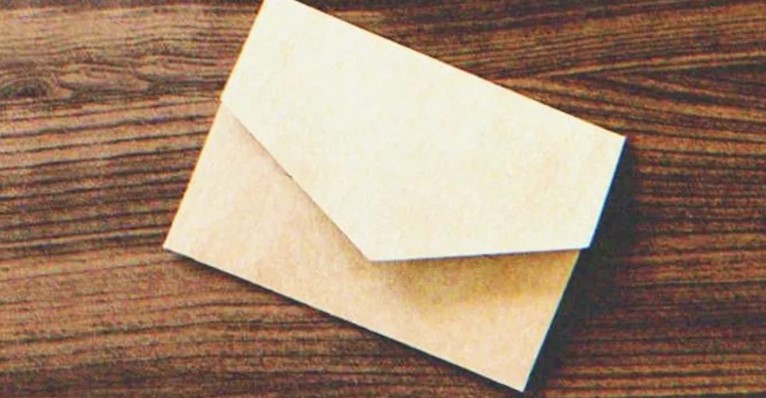 Een oude dame betaalt de bruiloft van haar kleindochter met al haar spaargeld, maar wordt op het laatste moment niet uitgenodigd.