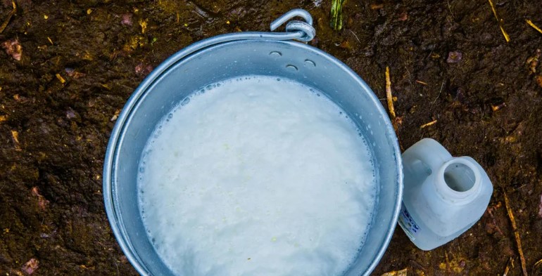 Mijn toekomstige schoonmoeder liet me buiten in een teil wassen om me te "testen" – karma vond haar uiteindelijk toch.