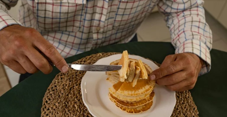 Mijn stiefvader zei dat hij niet twee keer dezelfde maaltijd eet en dat mijn moeder elke dag vers moet koken — dus gaf ik hem een wake-upcall.